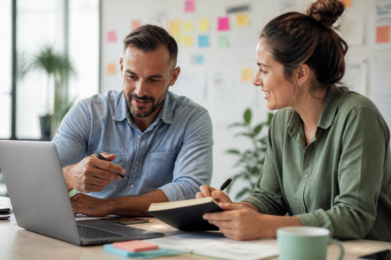 Profesionales revisando juntos la evolución continua de una aplicación