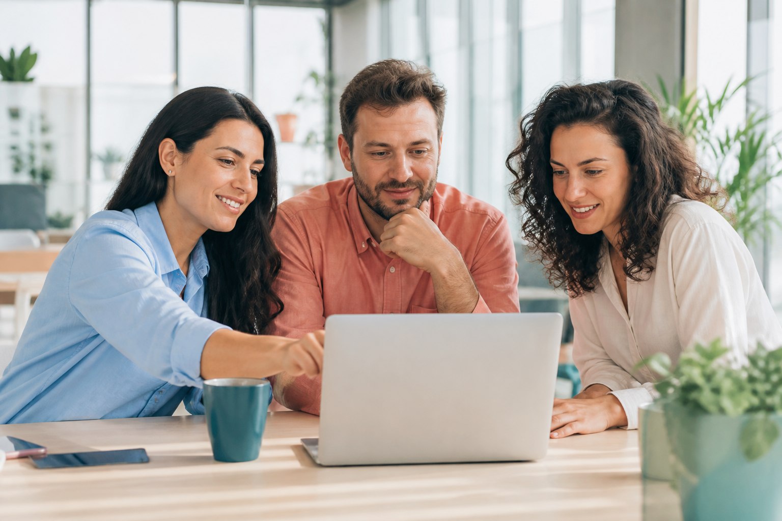 Equipo utilizando un portal privado para coordinar procesos e información