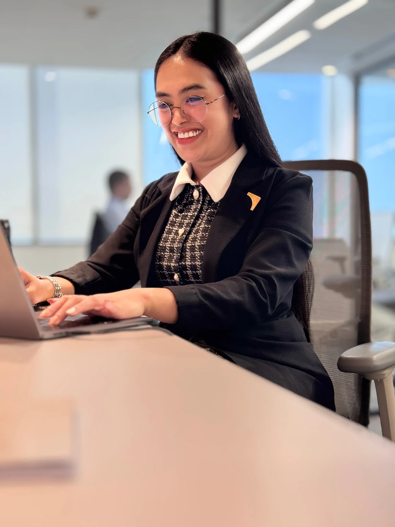 Profesional trabajando con una solución empresarial en una oficina luminosa