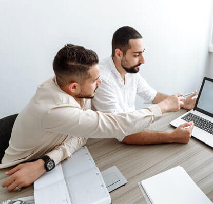 Equipo definiendo procesos y prioridades de una solución empresarial